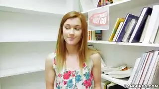 فتاة ثانوية عامة حمراء الشعر ترضع زب امين المكتبة بحرارة