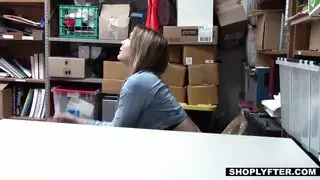 الجنس في صندوق سيارته الكبيرة