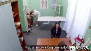 ممرضة المستشفى تلعق بوسها على وجه المريض الآخر