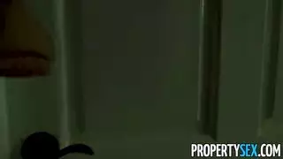 ينظر إليك مع تلك العيون الزرقاء عند مص ديك