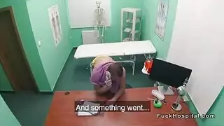 الدكتور ينيك طيز الممرضة الكبيرة