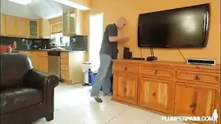 شيَمٌيَلُ ينيك فتاة جنس جماعي