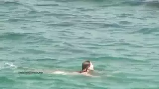 سكس علني شاب بينيك حبيبته على شط عرايا