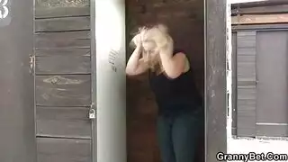 كبير شقراء في سن المراهقة يعطي واللسان