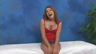 فاتنة في سن المراهقة في سراويل بيجامة وردية