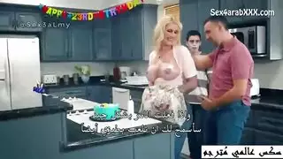 يعزم صحابه عالعيد ميلاده وينيكون طيز امه جماعي