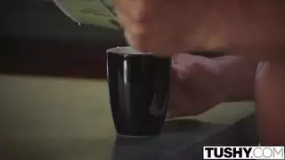 صديقي اسمحوا لي أن يمارس الجنس معها في الحمار.