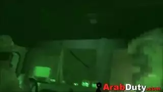 فتاة عمل عربية مارس الجنس من قبل الجنود في جولة الواجب