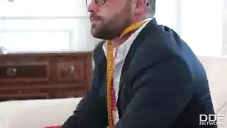 سيدة الفساتين مثير للغاية لأنها تريد علاقة غرامية معه