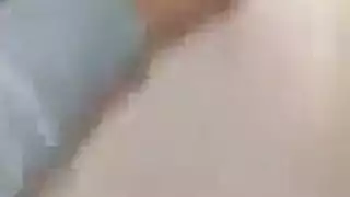 المراهقين الهواة في حالة سكر يغري رجل محظوظ.