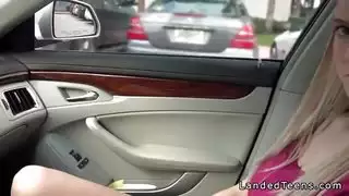 لطيف شقراء مع ضخمة الثدي تمتص في مرحاض عام