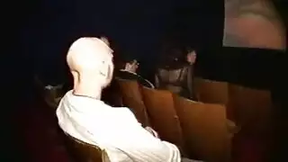 شقراء وقحة السينما تأخذ من الخلف