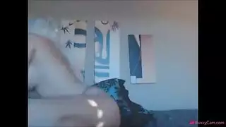 امرأة سمراء جميلة اللعب مع كريم