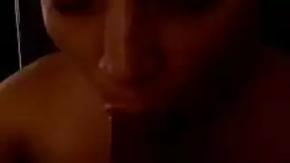 خشب الأبنوس رائع يعطي اللسان لصديقها خلال ممارسة الجنس الجماعي
