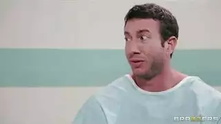 تم استخدام ممرضة سامانثا في الزي الموحد من قبل عميل XXX.