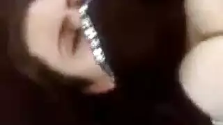 منقبة خليجية تتناك بقوة من عامل يمني