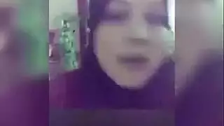 ينيك قحبة نائمة و جميلة تهيج له زبه و تسخنه