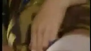 ربة منزل شقراء قرنية تسمر في مرحاض عام