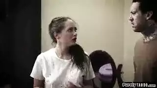 مفلس جيا بيج مسمر بجانب المسبح