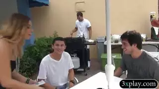 اثنين من الأبنوس الاطفال أخذ الأجر لامتصاص
