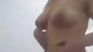 مطلقة ضايعة تفتح الكام وتلعب بجسمها