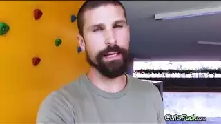 الشباب القرفصاء كس لعبة التجاذبات الآسيوية