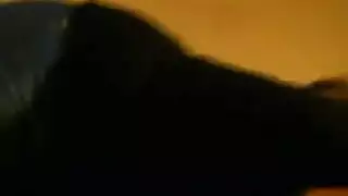 يمارس الجنس معها بينما صديقتها تلعب لعبة