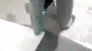 رجل وسيم هو سخيف في سن المراهقة القذرة مع نخيله الناعمة وأخذها في منزله