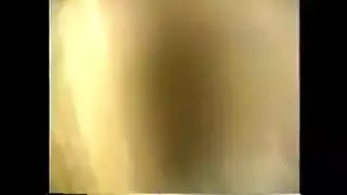 قبضة مليئة بالكرات السوداء في الحمام