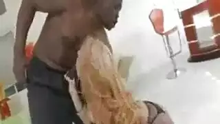 امرله تاخد حقنه في طيزها