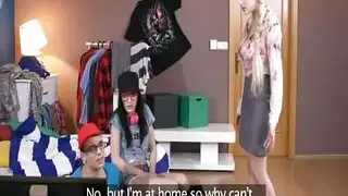 يعاملها مثل مختل عقليا عندما يضربها