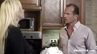 ربة منزل قرنية الملاعين مع الغرباء بينما الزوج الأفلام