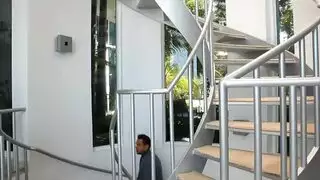 شابين مع بنت جميلة جدا