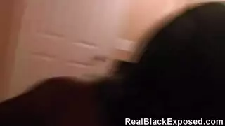 ذكر منفرد يلعب مع صاحب الديك في الحمام