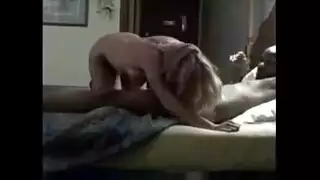 أسود مقلاع ينزلق ذروة على كام.