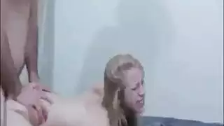 يتبول وحشية ناضجة على شقها الصغير