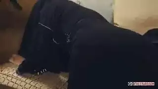 شاب سعودي ينيك زوجته ويضرب طيزها بالعصا ومص زبه الكبير