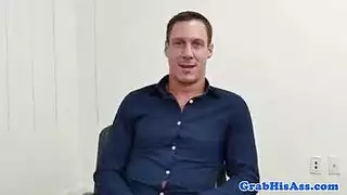 مدرب سخيف الموظف باللون الأسود