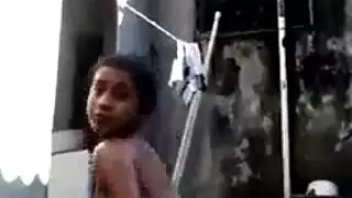 سكس مراهقة صغيرة تصور جسمها بسرية وخوف من افراد عائلتها تكشفها