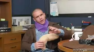 الأزواج المثليين ينزلون عليه في حوض الاستحمام