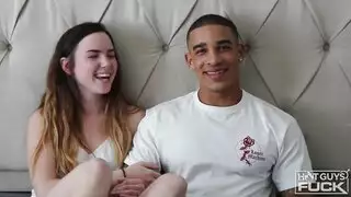 تخلع ملابسها وتريد أن تضاجعه كثيرًا