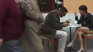 عاهرة سيئة تأخذ الحمار الداعر على العشب