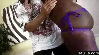 زنجي ينيك ويقذف داخل الكس