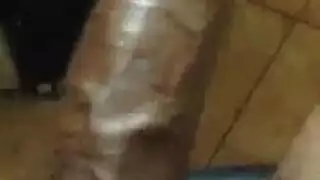 تصل المراهقات الشديدة إلى البثرات القديمة