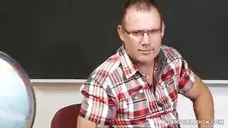 فتاة كلية مذهلة مارس الجنس من قبل مديرها بعد ربطه