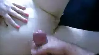 تحب الفتاة الصغيرة الانحناء ومشاهدة صديقها يركب عصا لحم قاسية