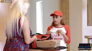 فتاة البيتزا تمارس الجنس مع رجل