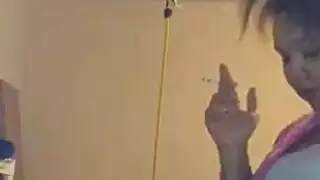 فاتنة مع الجسم المدبوغة مثالية تأخذ الرجيج الديك