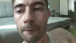 رجل وسيم ومراهق شقراء يمارسون بعضهما البعض أثناء عمل شركائهم.