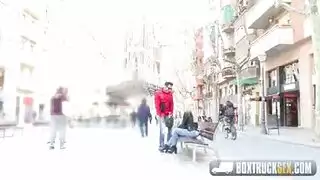 الجنس في الأماكن العامة مع شقراء الشباب مع سراويل حمراء